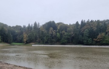 Jezero Trakošćan zahvaljujući kiši puni se vodom