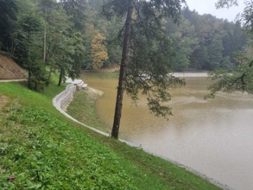 Jezero Trakošćan zahvaljujući kiši puni se vodom