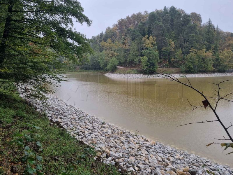 Jezero Trakošćan zahvaljujući kiši puni se vodom