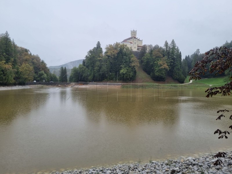 Jezero Trakošćan zahvaljujući kiši puni se vodom