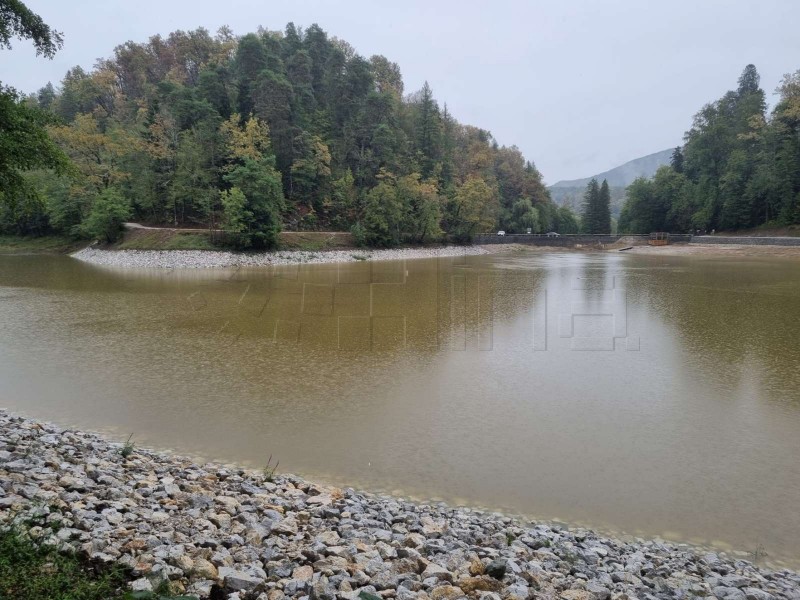 Jezero Trakošćan zahvaljujući kiši puni se vodom