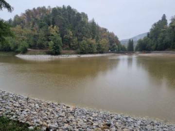 Jezero Trakošćan zahvaljujući kiši puni se vodom