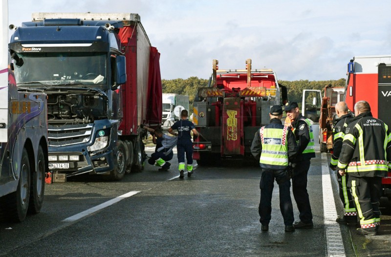 Jedna osoba poginula, dvoje ozlijeđenih na A3 između čvorišta Nova Gradiška i Okučani