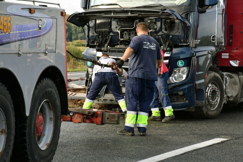 Jedna osoba poginula, dvoje ozlijeđenih na A3 između čvorišta Nova Gradiška i Okučani