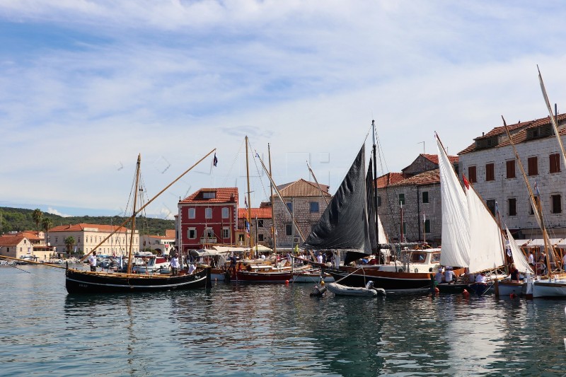 Hvar: Počeo Festival brodova, mora i mornara "Dani u Vali"