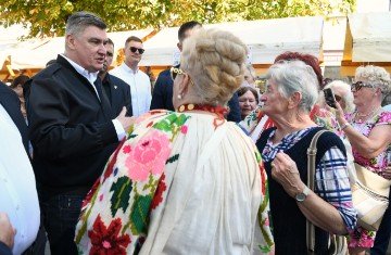 Milanović na manifestaciji "Stara jela iz Dugog Sela"