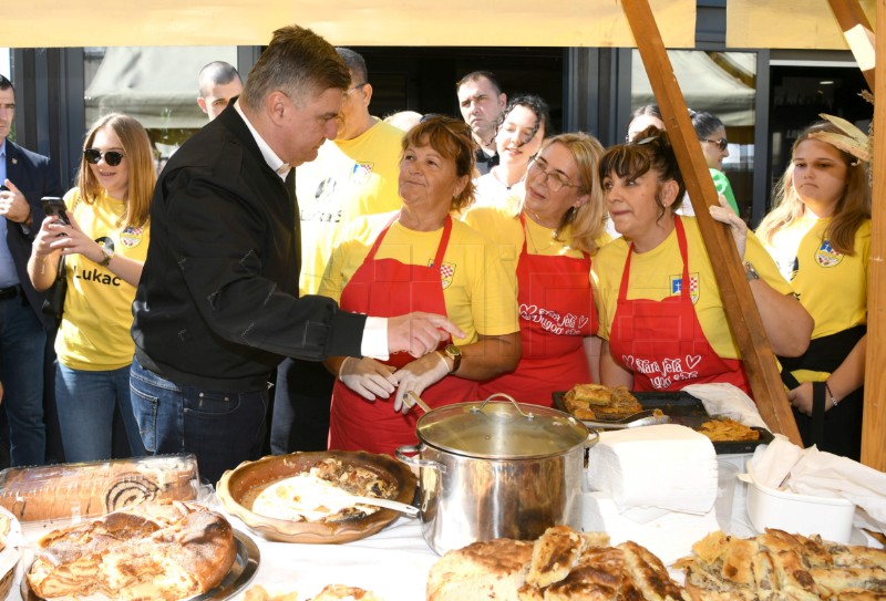 Milanović na manifestaciji "Stara jela iz Dugog Sela"