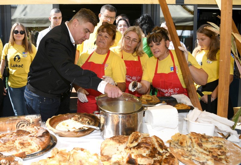 Milanović na manifestaciji "Stara jela iz Dugog Sela"