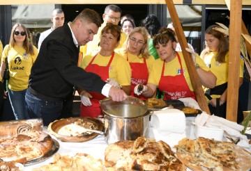 Milanović na manifestaciji "Stara jela iz Dugog Sela"