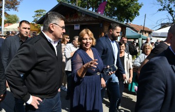 Milanović na manifestaciji "Stara jela iz Dugog Sela"