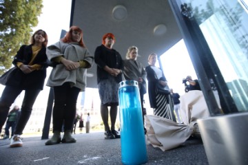 Rada Borić i Ivana Kekin položili vijence ispred Općinskog kaznenog suda