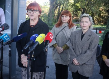 Rada Borić i Ivana Kekin položili vijence ispred Općinskog kaznenog suda