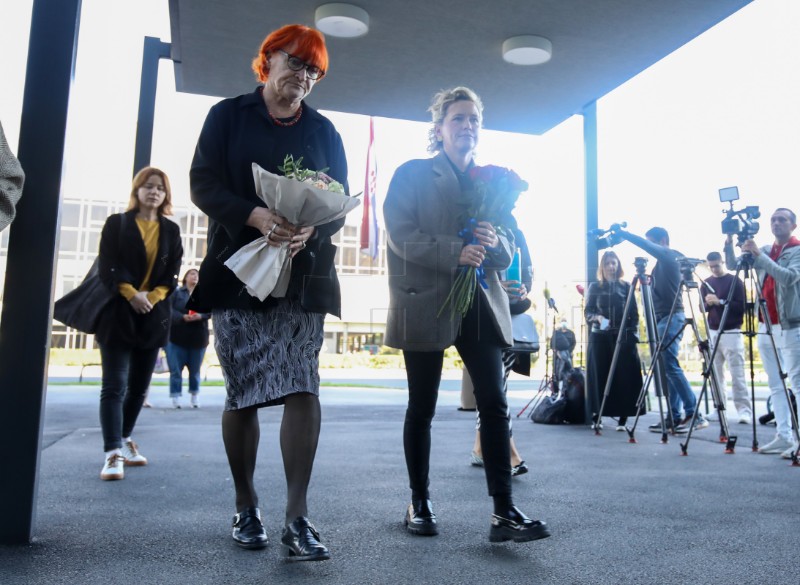 Rada Borić i Ivana Kekin položili vijence ispred Općinskog kaznenog suda