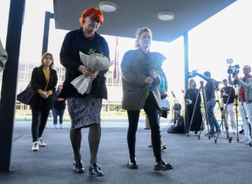 Rada Borić i Ivana Kekin položili vijence ispred Općinskog kaznenog suda