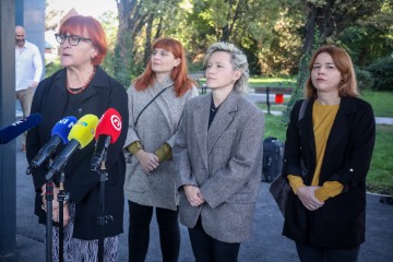 Rada Borić i Ivana Kekin položili vijence ispred Općinskog kaznenog suda