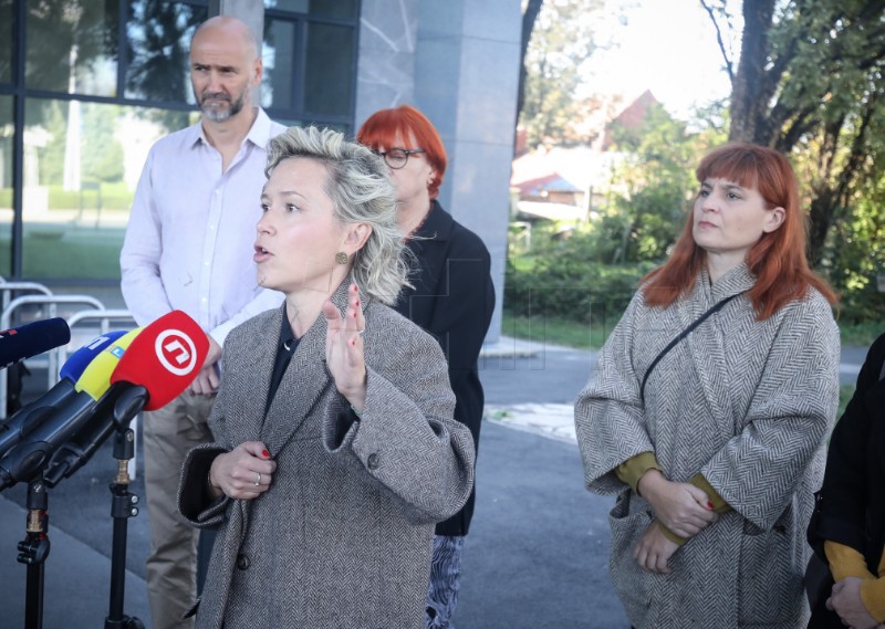 Rada Borić i Ivana Kekin položili vijence ispred Općinskog kaznenog suda