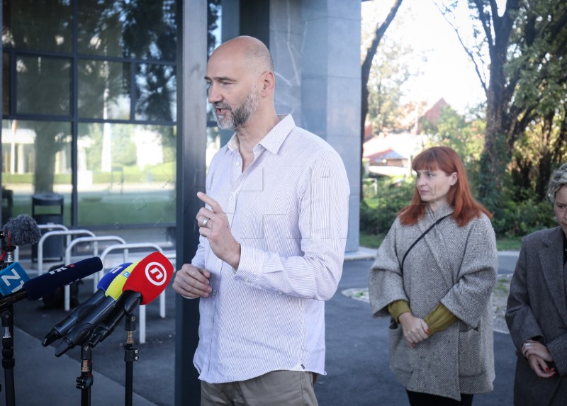 Rada Borić i Ivana Kekin položili vijence ispred Općinskog kaznenog suda