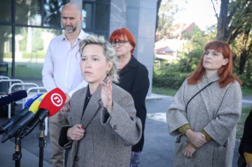 Rada Borić i Ivana Kekin položili vijence ispred Općinskog kaznenog suda