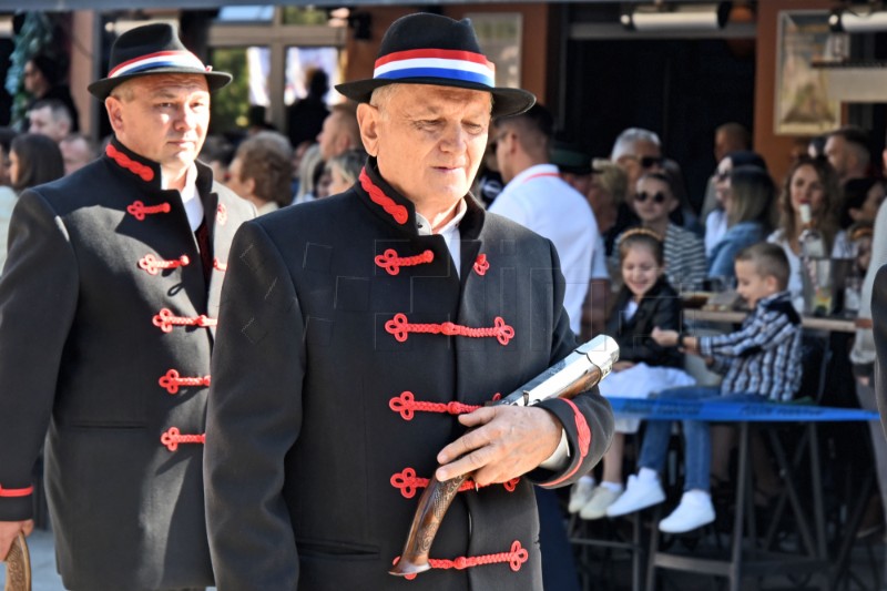 U svečanom mimohodu 59. Vinkovačkih jeseni više od 3000 folkloraša