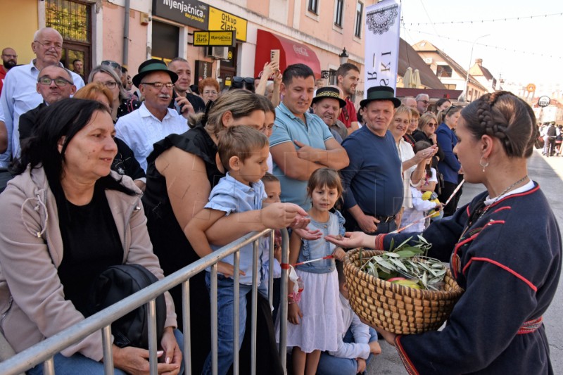 U svečanom mimohodu 59. Vinkovačkih jeseni više od 3000 folkloraša