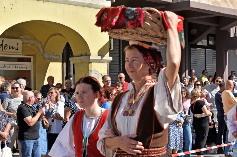 U svečanom mimohodu 59. Vinkovačkih jeseni više od 3000 folkloraša