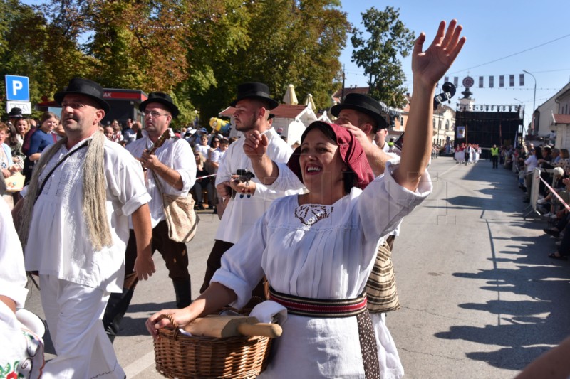 U svečanom mimohodu 59. Vinkovačkih jeseni više od 3000 folkloraša