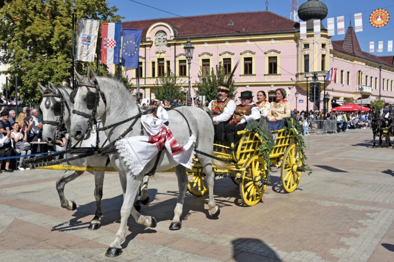 U svečanom mimohodu 59. Vinkovačkih jeseni više od 3000 folkloraša