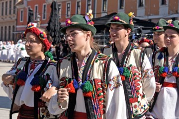 U svečanom mimohodu 59. Vinkovačkih jeseni više od 3000 folkloraša