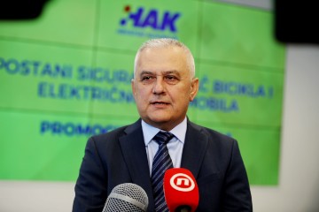 Predstavljen priručnik "Postani siguran vozač bicikla i električnog romobila"