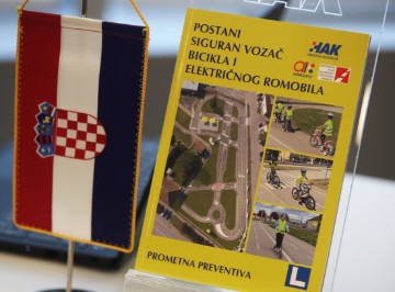 Predstavljen priručnik "Postani siguran vozač bicikla i električnog romobila"