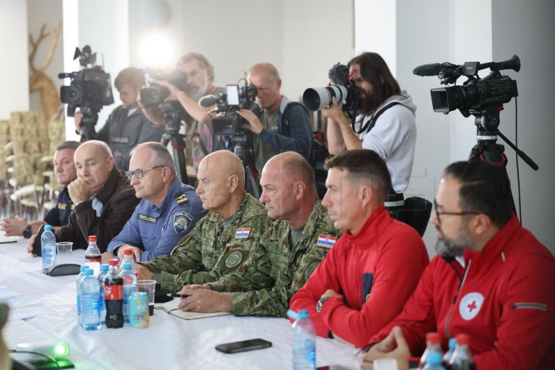 Potpredsjednik Vlade Tomo Medved na sjednici Stožera Civilne zaštite u Batini