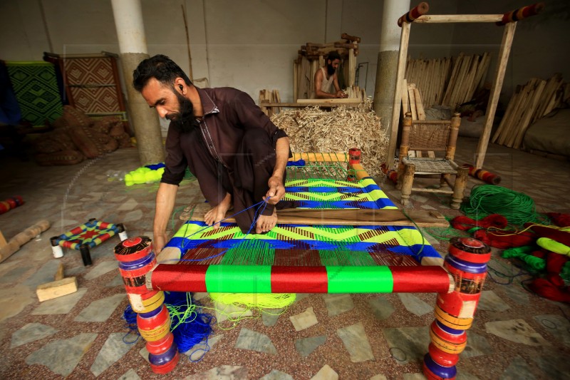 PAKISTAN LABOR HANDMADE BEDS