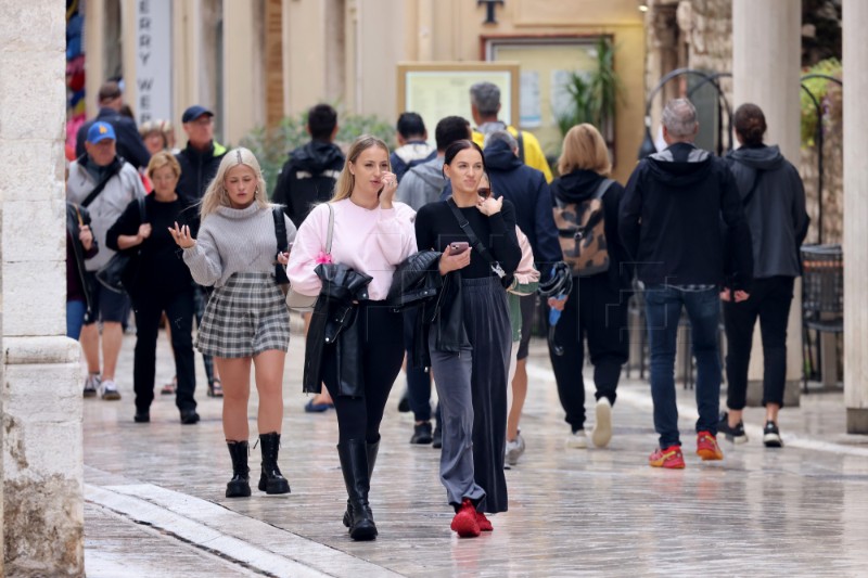 Zadar: Brojni turisti po kiši šetali zadarskim Poluotokom