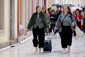 Zadar: Brojni turisti po kiši šetali zadarskim Poluotokom