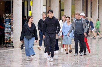 Zadar: Brojni turisti po kiši šetali zadarskim Poluotokom