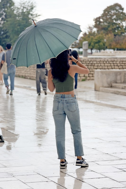 Zadar: Brojni turisti po kiši šetali zadarskim Poluotokom