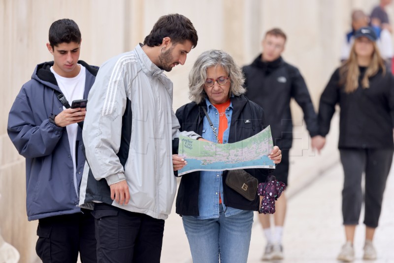 Zadar: Brojni turisti po kiši šetali zadarskim Poluotokom