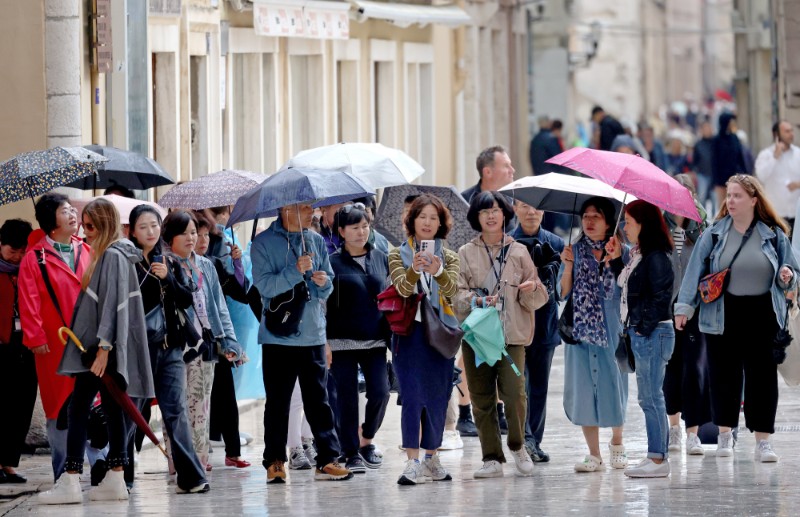 Zadar: Brojni turisti po kiši šetali zadarskim Poluotokom