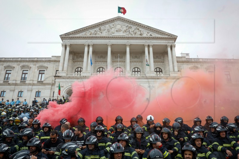 PORTUGAL FIREFIGHTERS DEMONSTRATION