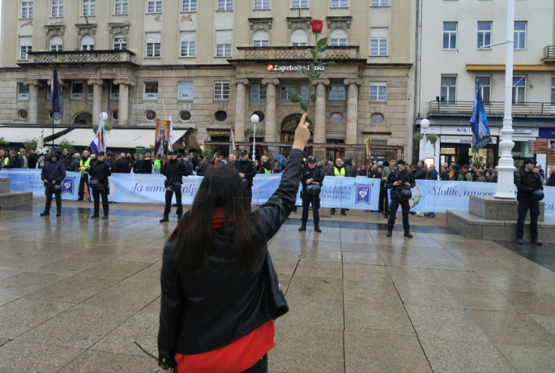  Molitva u organizaciji muškaraca koji kleče 