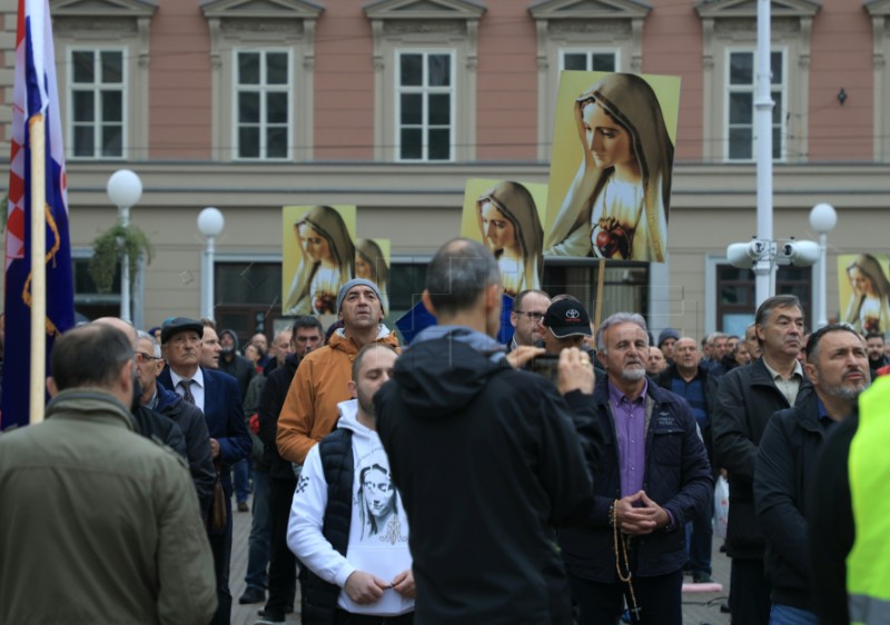  Molitva u organizaciji muškaraca koji kleče 