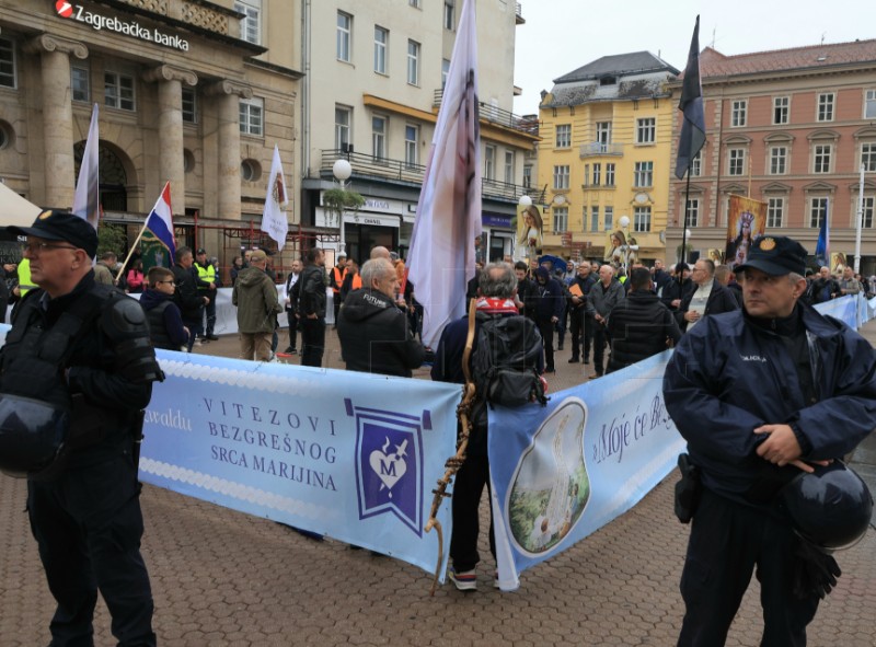  Molitva u organizaciji muškaraca koji kleče 