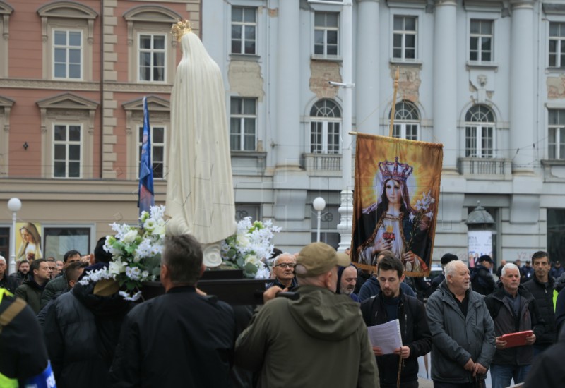  Molitva u organizaciji muškaraca koji kleče 