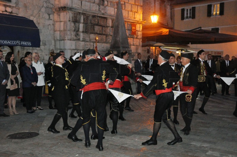 Milanović prisustvovao izvedbi tradicionalnog kola svetog Tripuna