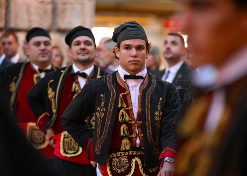 Milanović prisustvovao izvedbi tradicionalnog kola svetog Tripuna