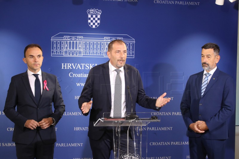 Zastupnici IDS-a Dalibor Paus i Loris Pešurić održali konferenciju za medije