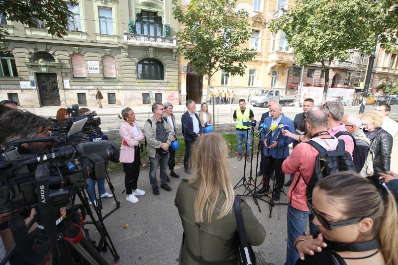 Ministar Bačić u obilasku gradilišta obnove i zamjenskih obiteljskih kuća