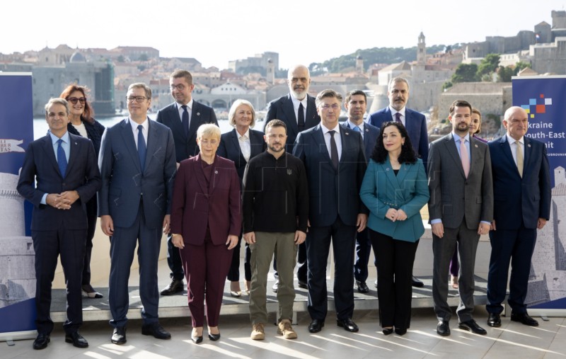 Zajednička fotografija sudionika 3. sastanka na vrhu Ukrajina - Jugoistočna Europa