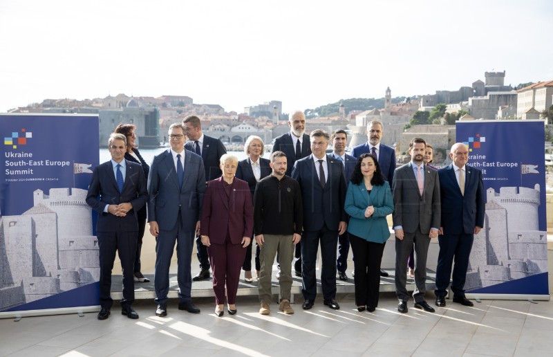 Zajednička fotografija sudionika 3. sastanka na vrhu Ukrajina - Jugoistočna Europa