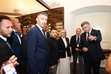 Plenković i Zelenski obišli Spomen sobu dubrovačkim braniteljima